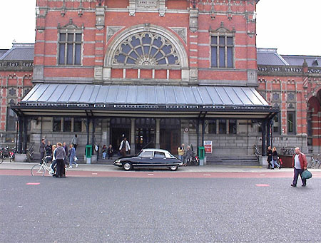 Citron DS in prachtige staat pronkend voor het Station in Groningen