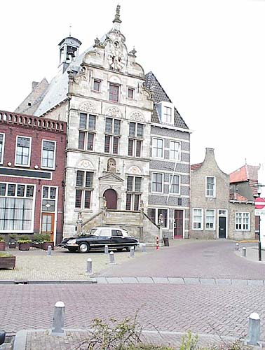 Citron DS in prachtige staat pronkend voor het Stadhuis in Middelburg
